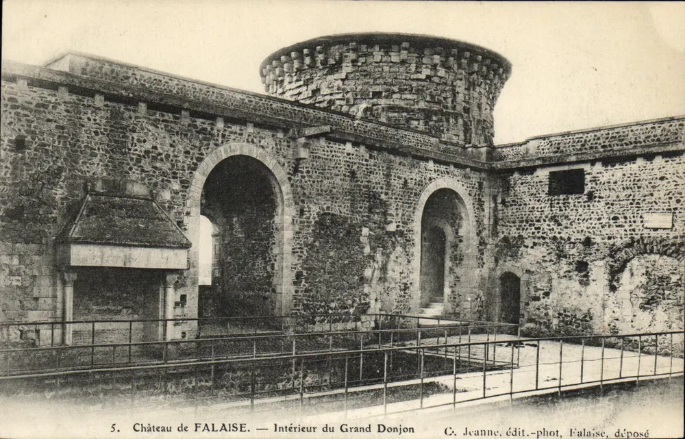 Schloss Falaise — Innenansicht des Großen Donjon — G. Jeanne, Verlag-Fotograf Falaise, abgegeben - Vorderseite