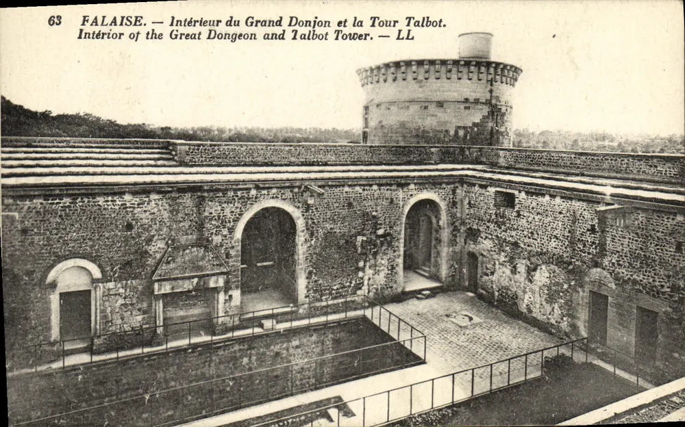 FALAISE — Innenansicht des Großen Turms und der Talbot-Turm — LL - Vorderseite