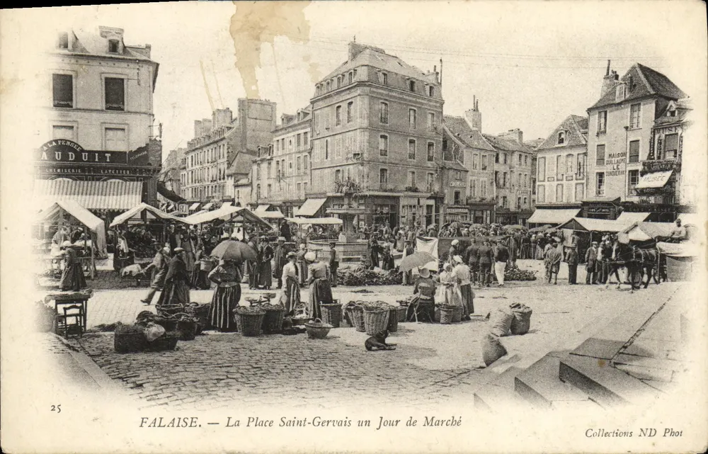 Falaise — Ansicht der Place Saint-Gervais an einem Markttag — Collections ND Phot - Vorderseite