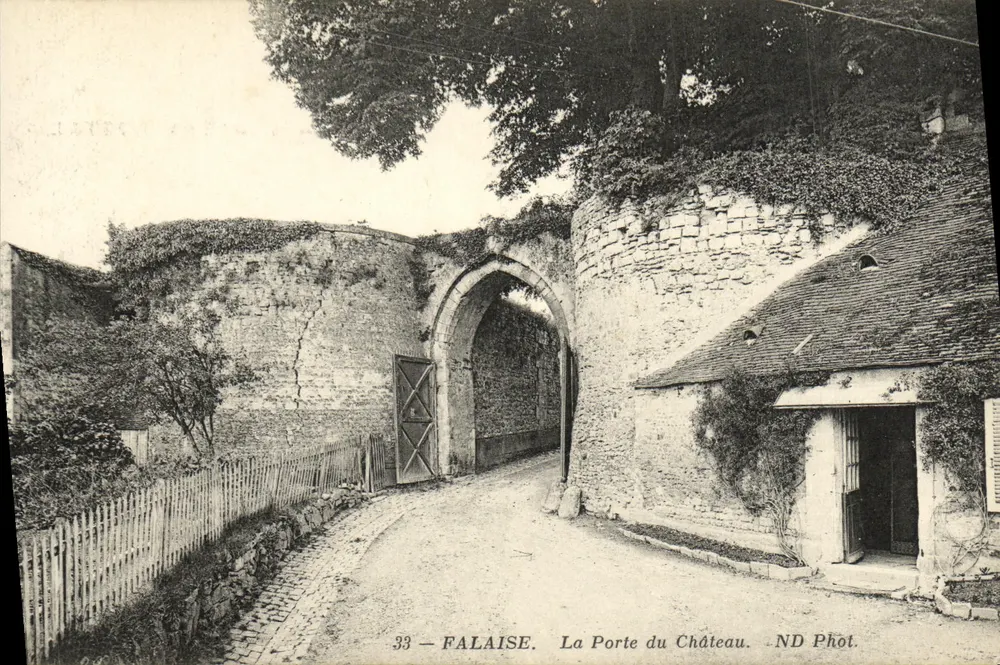 FALAISE — A Porta do Castelo — ND Phot. - Frente