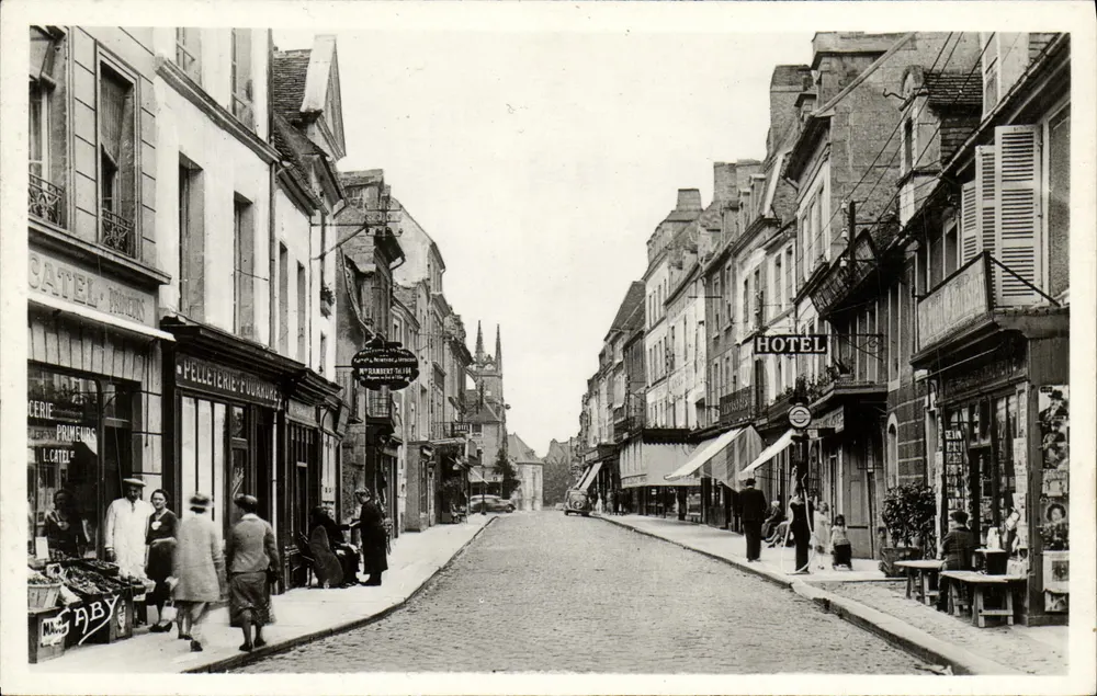 FALAISE - Rue de la Pelleterie — vista da rua com comércios e hotel — Éditions Caby - Frente