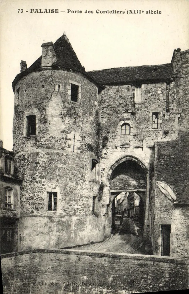 Falaise — Tor der Cordeliers (13. Jahrhundert) — Verlag Jeanne, Foto Falaise (Depot) - Vorderseite