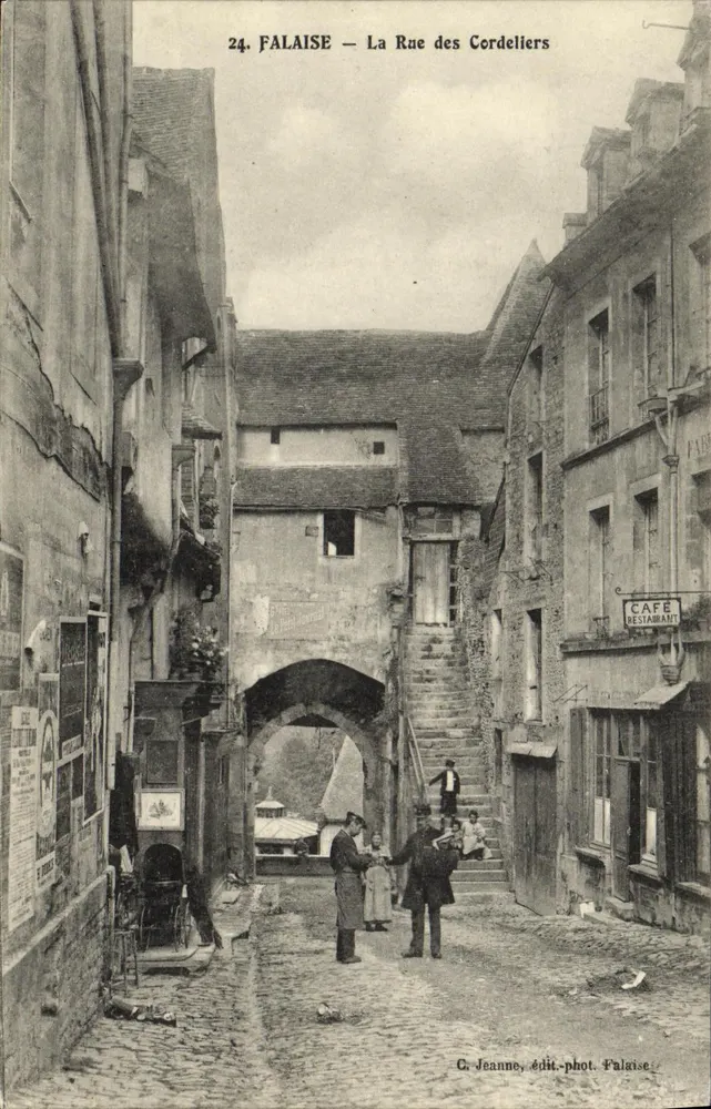 FALAISE — Ansicht der Rue des Cordeliers — G. Jeanne, Verlag-Fotograf Falaise - Vorderseite