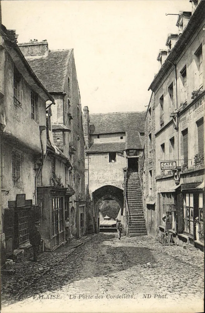 FALAISE. Die Pforte der Cordeliers — ND Phof. - Vorderseite