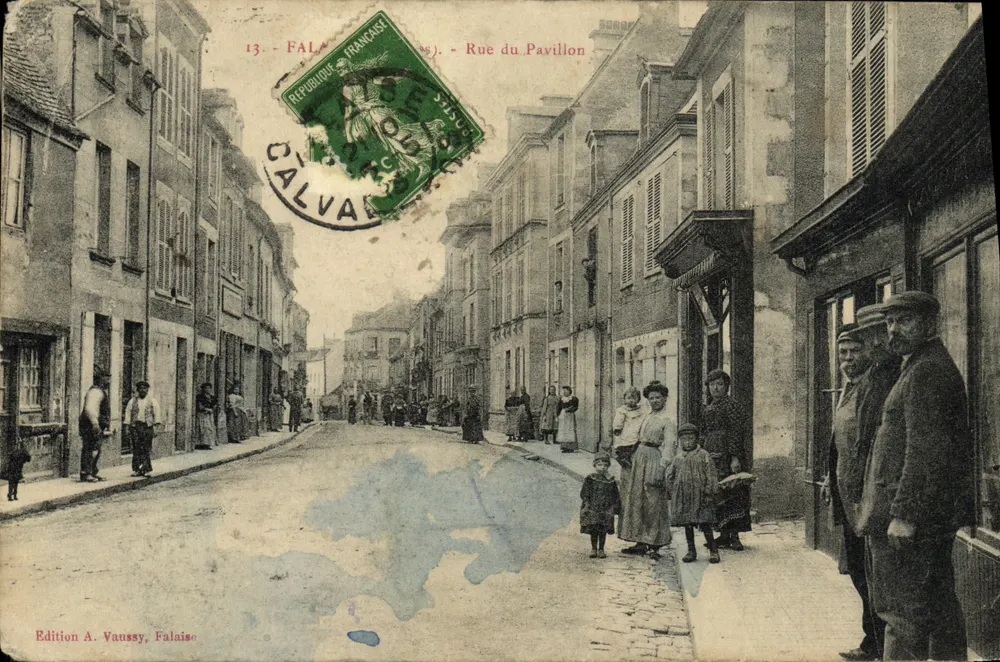 Falaise - Rue du Pavillon — vue de la rue avec piétons, éditeur A. Vaussay, n°13 - Frente