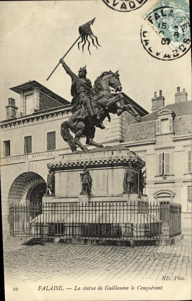 FALAISE — A estátua de Guilherme o Conquistador — ND. Fot. - Frente
