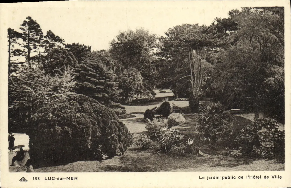 LUC-sur-MER — Der öffentliche Garten des Rathauses — CPAHIL - Vorderseite