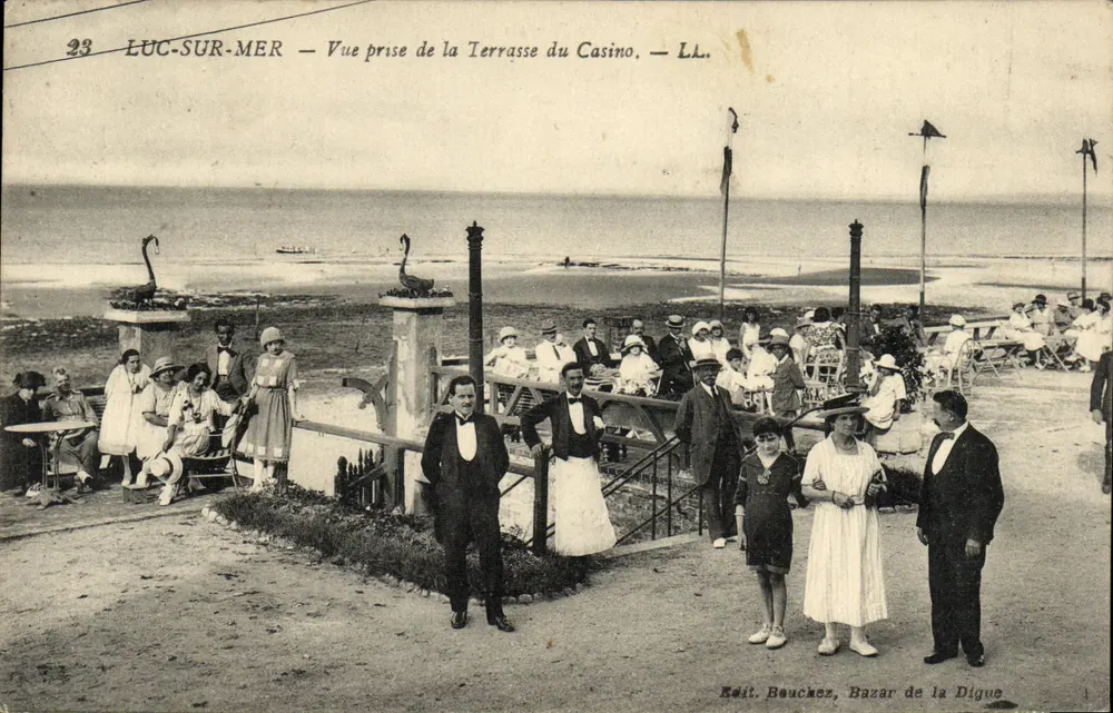 Luc-sur-Mer — Ansicht von der Terrasse des Casinos — LL. — Verlag: Bouchez, Bazar de la Digue - Vorderseite