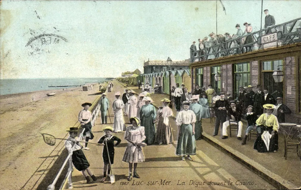 Luc-sur-Mer — A Digue diante do Casino — L.Y.A.C. Foto - Frente