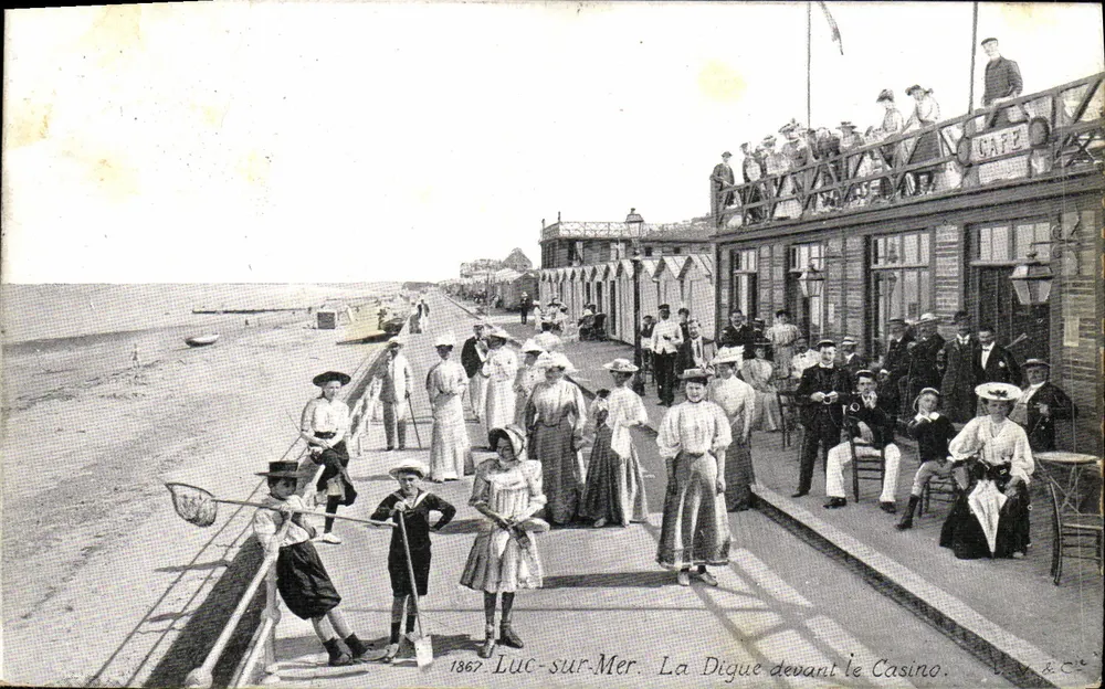 Luc-sur-Mer — A Digue diante do Casino — V. V. C. C. - Frente
