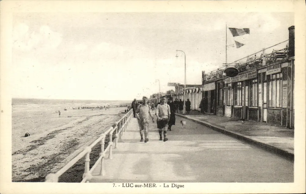 LUC-sur-MER - A Digue — visão da promenade e dos comércios - Frente