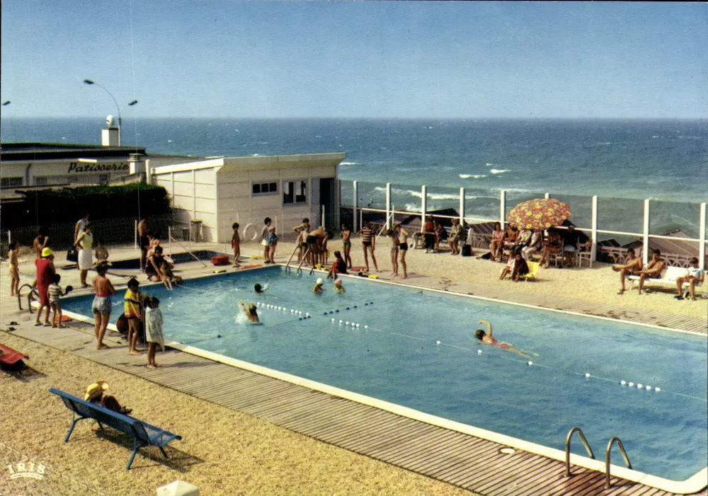 Piscina de Luc-S-Mer — vista com mar no fundo — Lumicap - Frente
