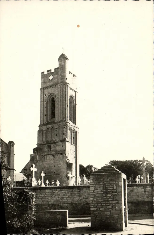 Torre do XII século em Luc-sur-Mer — restaurada e coroada com um parapelete crenelado — As Belas Praias da Normandia, n°194 - Frente