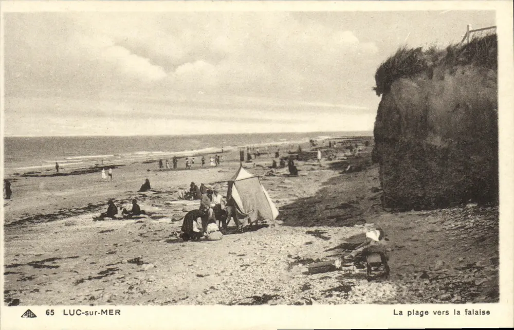 Luc-sur-Mer — Ansicht der Strandpromenade zum Felsen - Vorderseite