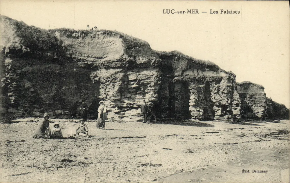 LUC-sur-MER — Les Falaises — Édit. Dslauunay - Recto