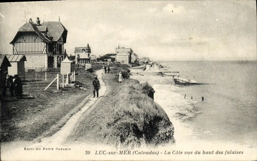 LUC-sur-MER (Calvados) — Die Küste vom Gipfel der Klippen aus gesehen — Edit. du Petit Paradis Nr. 20 - Vorderseite