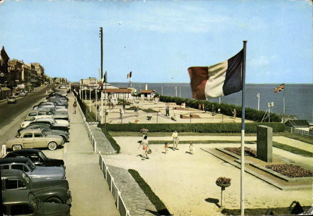 Luc-sur-Mer — Den Denkmal der Befreiung und den Miniatur-Golf — Gabycolore, Nantes - Vorderseite