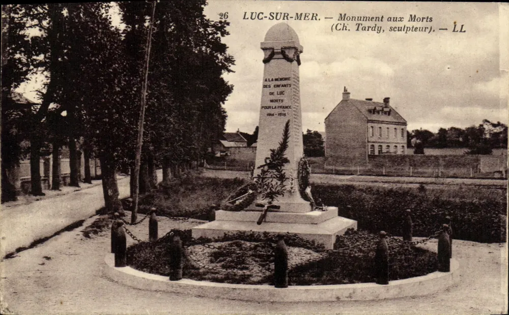 Luc-sur-Mer — Gedenkstein für die Toten (Ch. Tardy, Bildhauer) — LL - Vorderseite