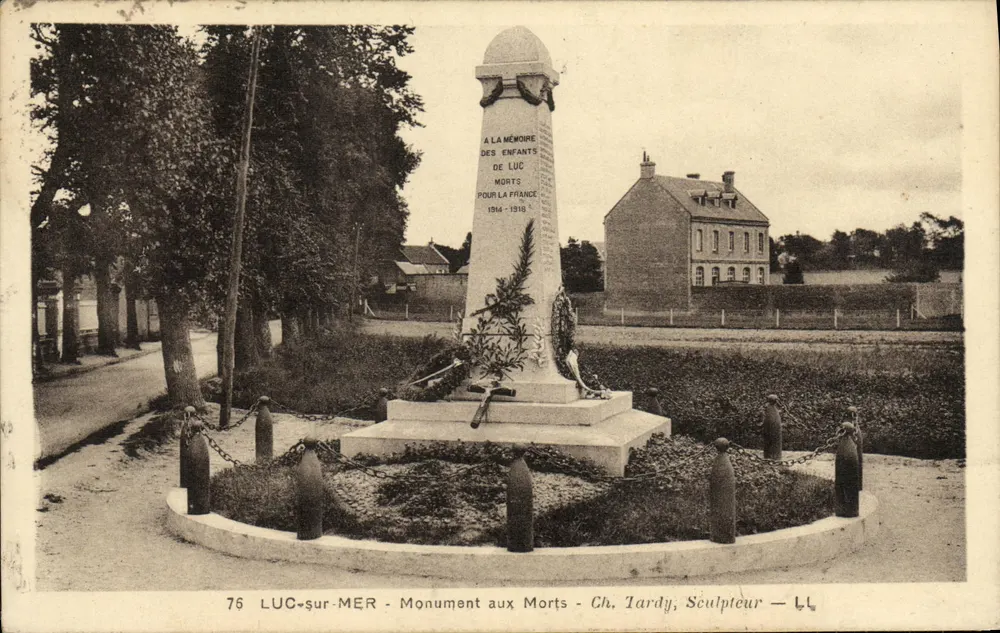 Luc-sur-Mer - Gedenkstein für die Toten - Ch. Tardy, Bildhauer - Vorderseite