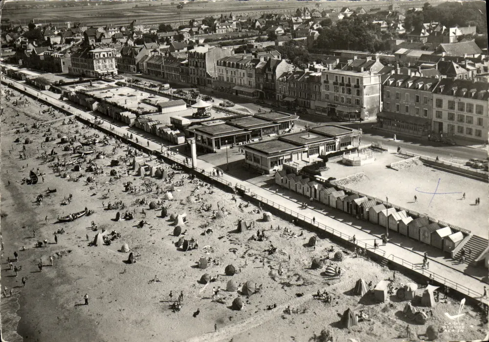 Luftaufnahme von Luc-sur-Mer — Strand und Promenade — Edition LAPIE, Nr. 5 - Vorderseite