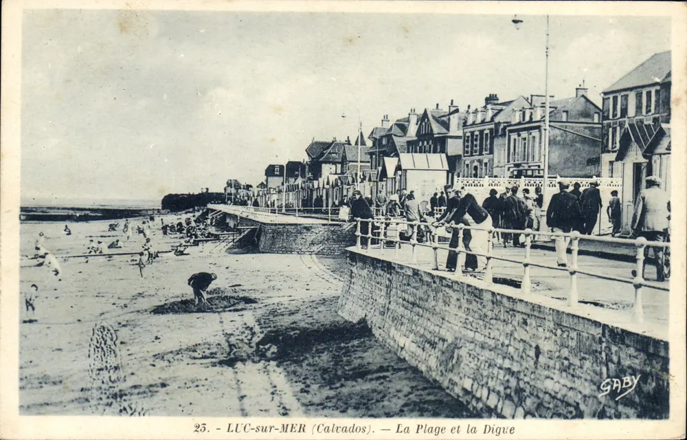 LUC-sur-MER (Calvados) — La Plage et la Digue — Gaby - Recto
