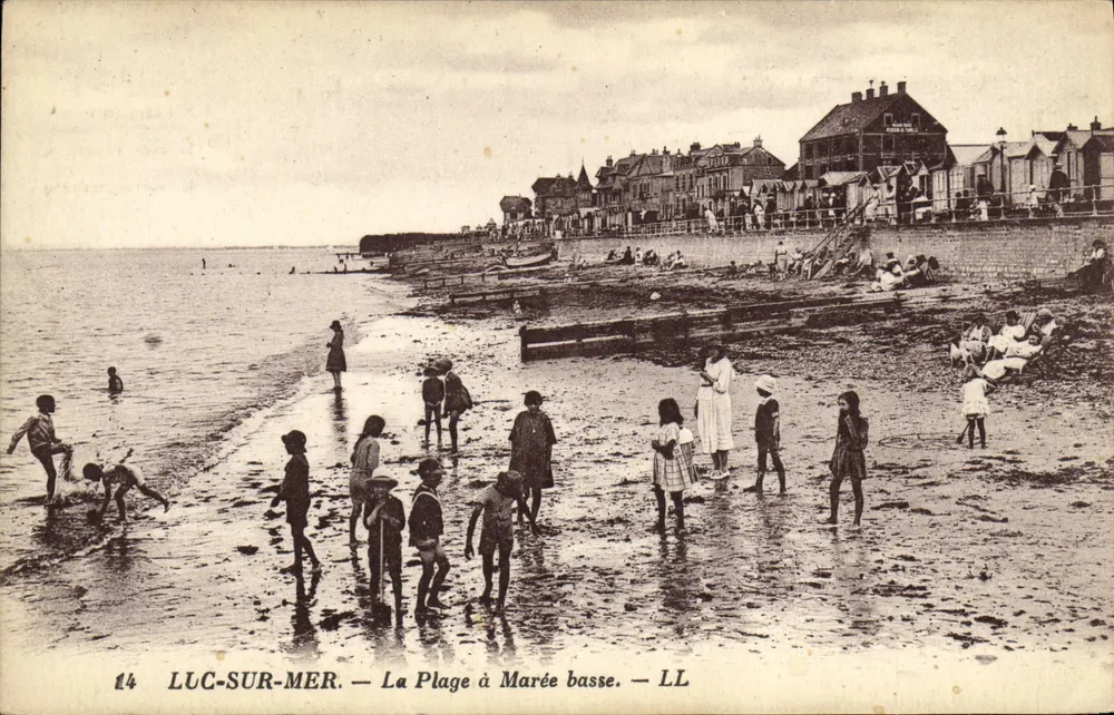 Luc-sur-Mer — A Praia com Maré Baixa — LL - Frente