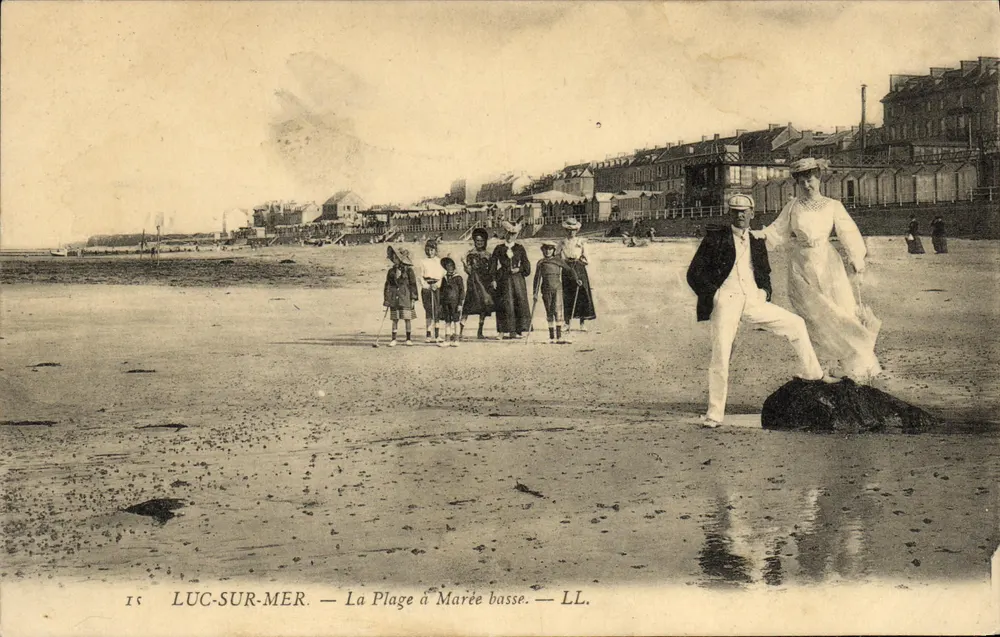 Luc-sur-Mer — A Praia com Maré Baixa — LL. - Frente