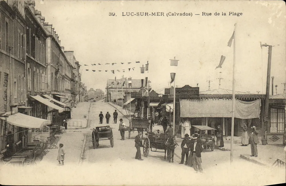 Luc-sur-Mer (Calvados) — Rue de la Plage, vue animée avec chariot à cheval et drapeaux - Frente