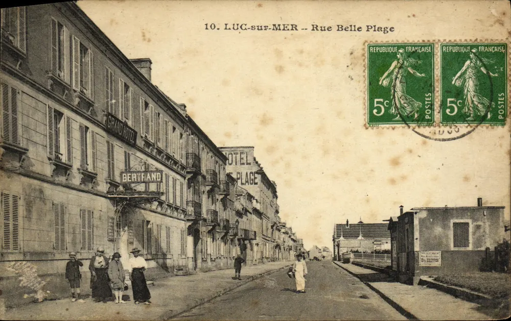 Luc-sur-Mer — Rue Belle Plage avec l'Hôtel Berthand — éditeur : Phototypie Desaix - Frente