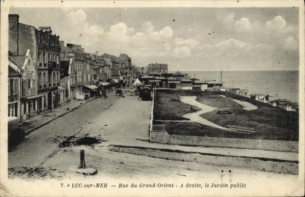 LUC-sur-MER — Rue du Grand-Orient — Rechts: der öffentliche Garten - Vorderseite