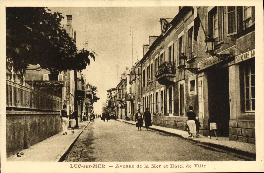 Luc-sur-Mer — Avenue de la Mer und Hôtel de Ville - Vorderseite
