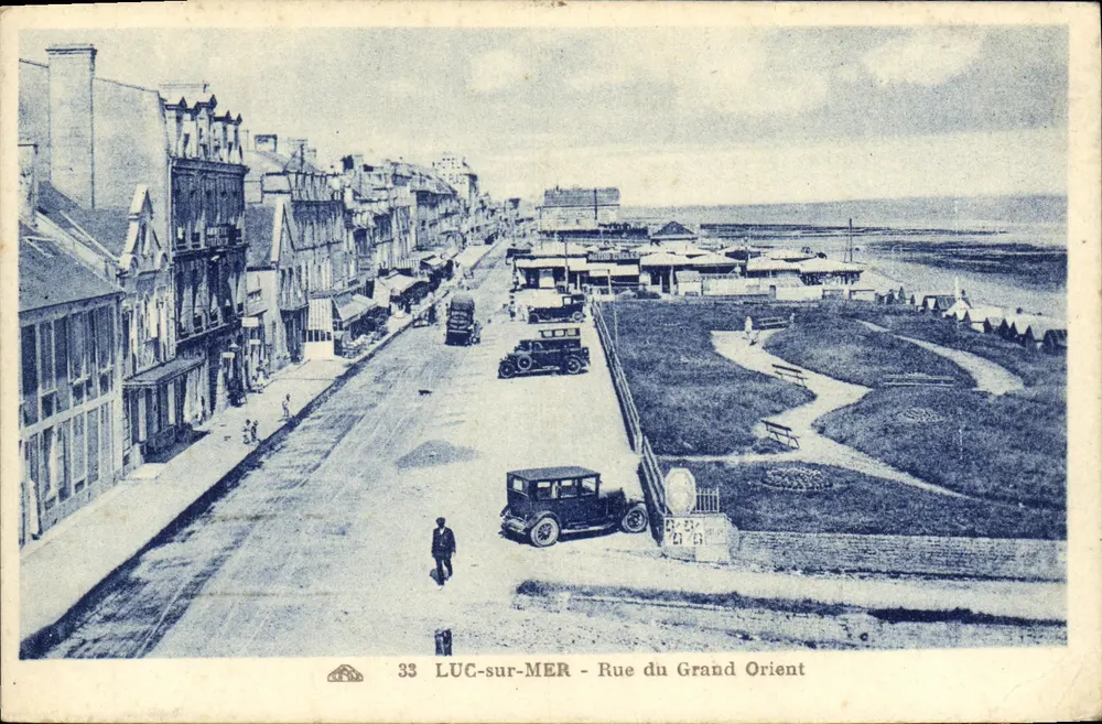LUC-sur-MER - Rue du Grand Orient — vue de la promenade et du port — éditeur inconnu, n° 33 - Recto