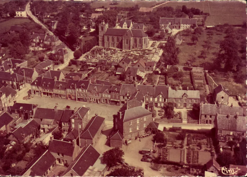 Bény-Bocage (Calvados) — Vue générale. Le Centre et l'Église — Éditeur : Cimbert (S.-et-L.) - Frente