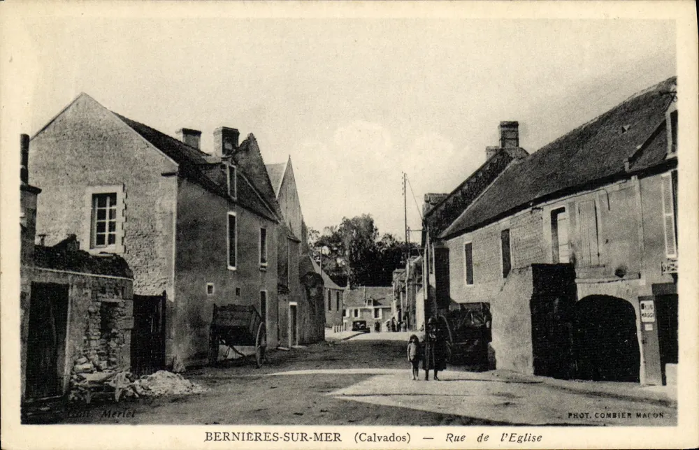 Bernières-sur-Mer (Calvados) — Rue de l'Église — Fot. Combier Maçon - Vorderseite