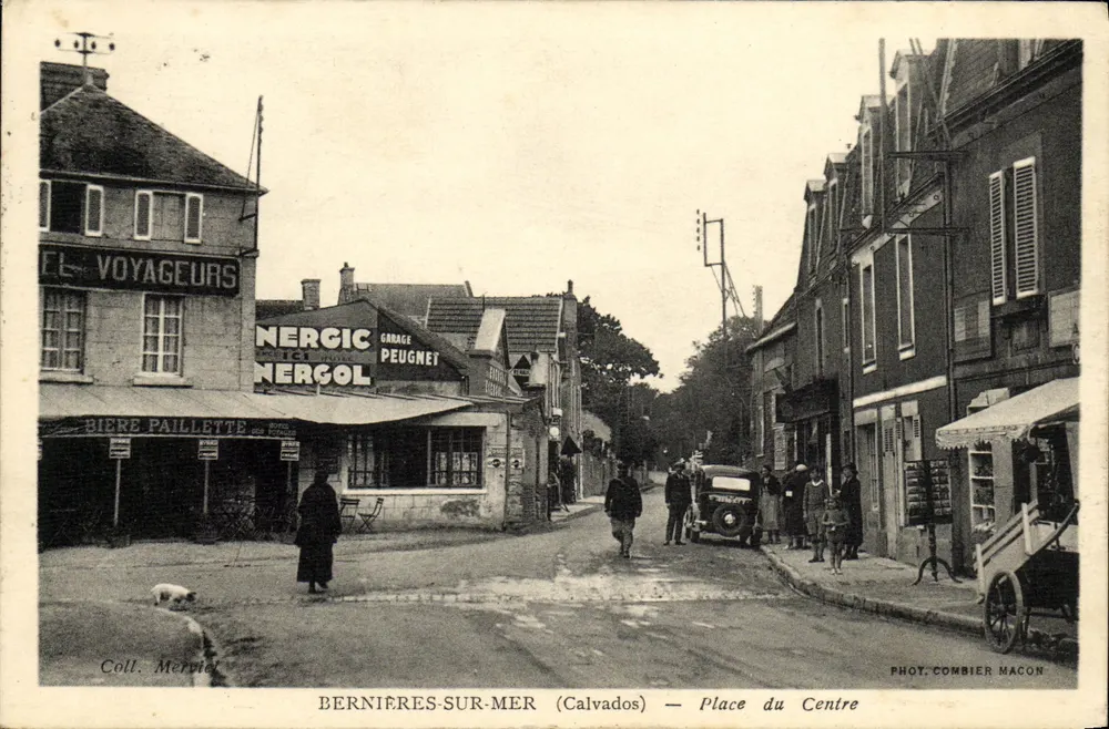 Bernières-sur-Mer (Calvados) — Praça do Centro — Fot. Combier Macon - Frente