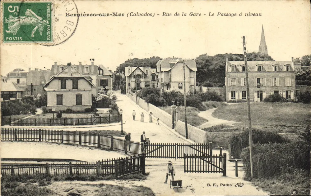 Bernières-sur-Mer (Calvados) - Straße der Station - Übergang - Vorderseite