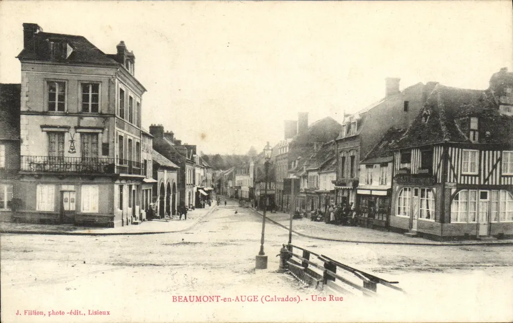 Beaumont-en-Auge (Calvados) — Uma Rua — J. Fillion, foto-editora, Lisieux - Frente