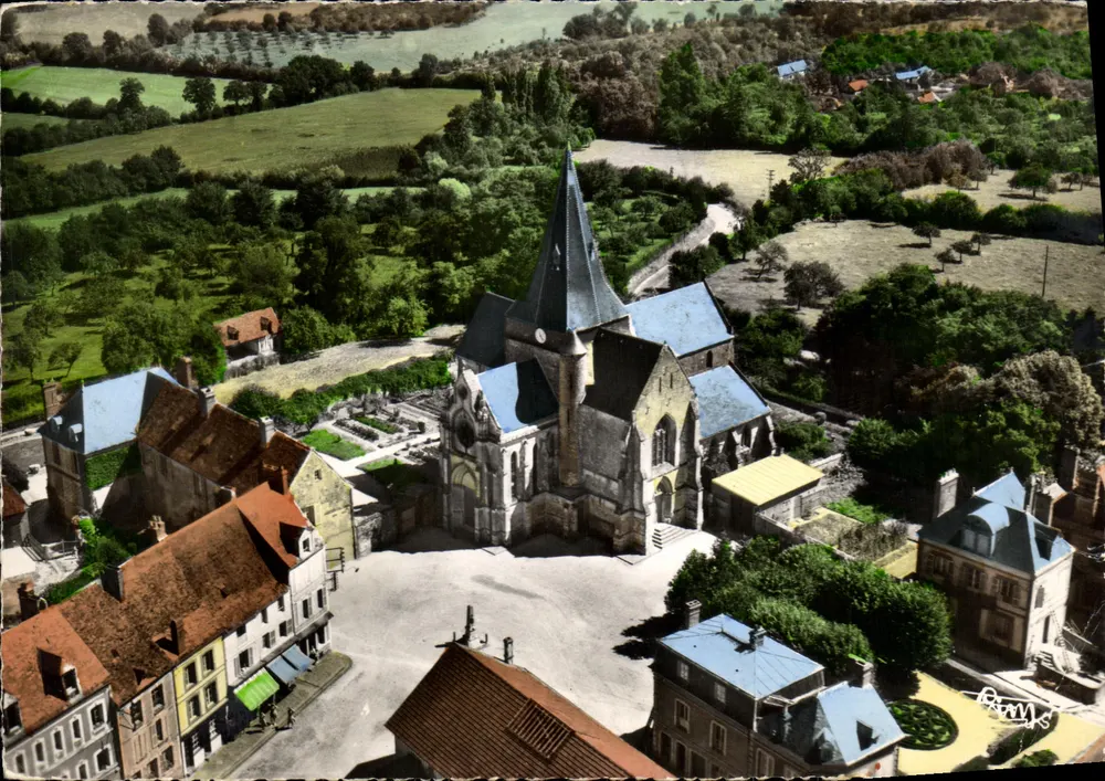 Beaumont-en-Auge — Vue aérienne de l'église — Éditions Comber - Recto