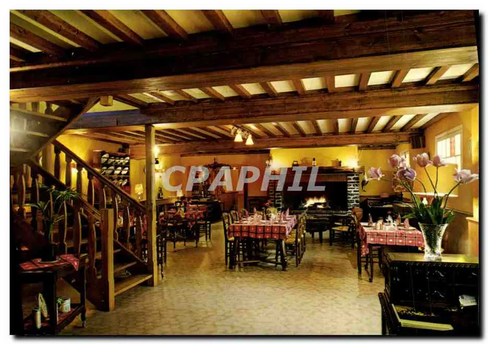 Interior de um restaurante com vigas de madeira — Hostellerie du Moulin du Pré, Bavenet - Frente