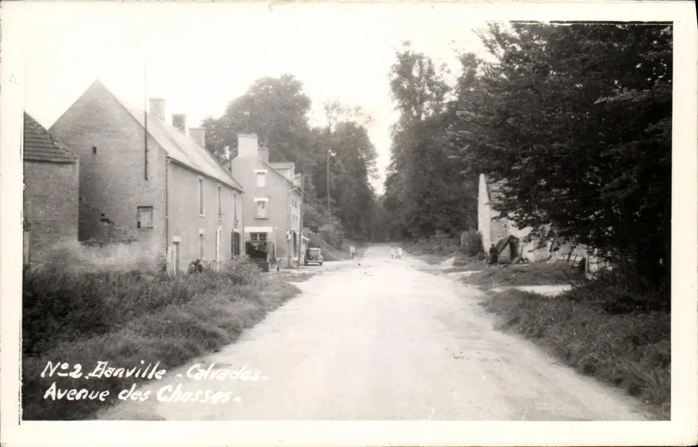 Honville-Calvados — Avenue des Chasses — Éditions d'Art 'Marcon' Perret - Recto