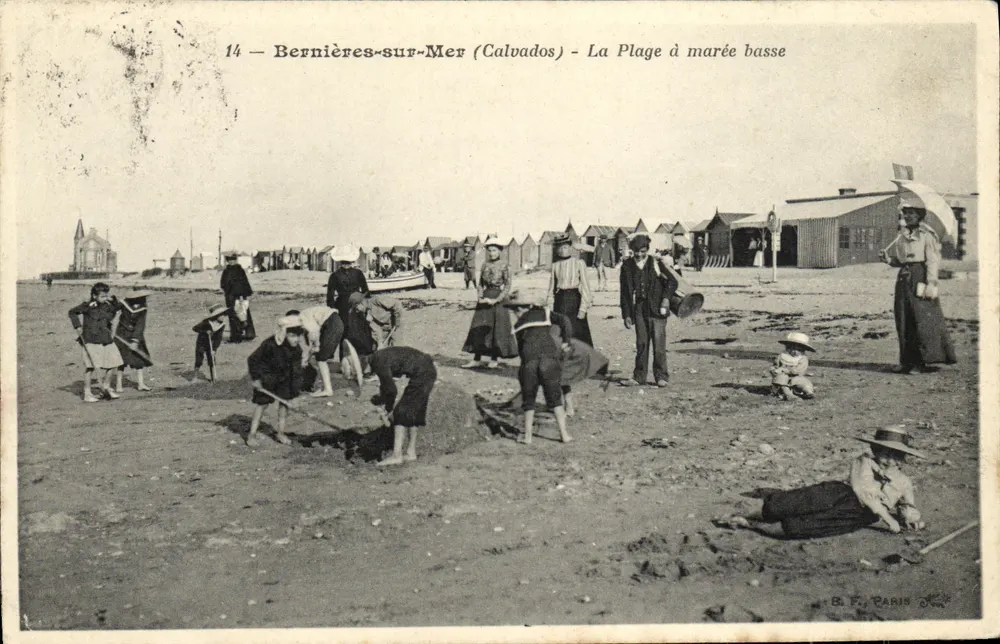 Bernières-sur-Mer (Calvados) — A Praia com maré baixa — B.F. Paris - Frente