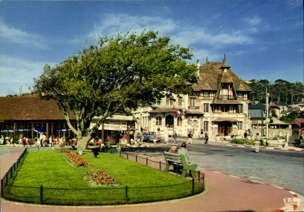 Blonville-sur-Mer — L'hôtel de ville — éditeur LUMICAP - Recto