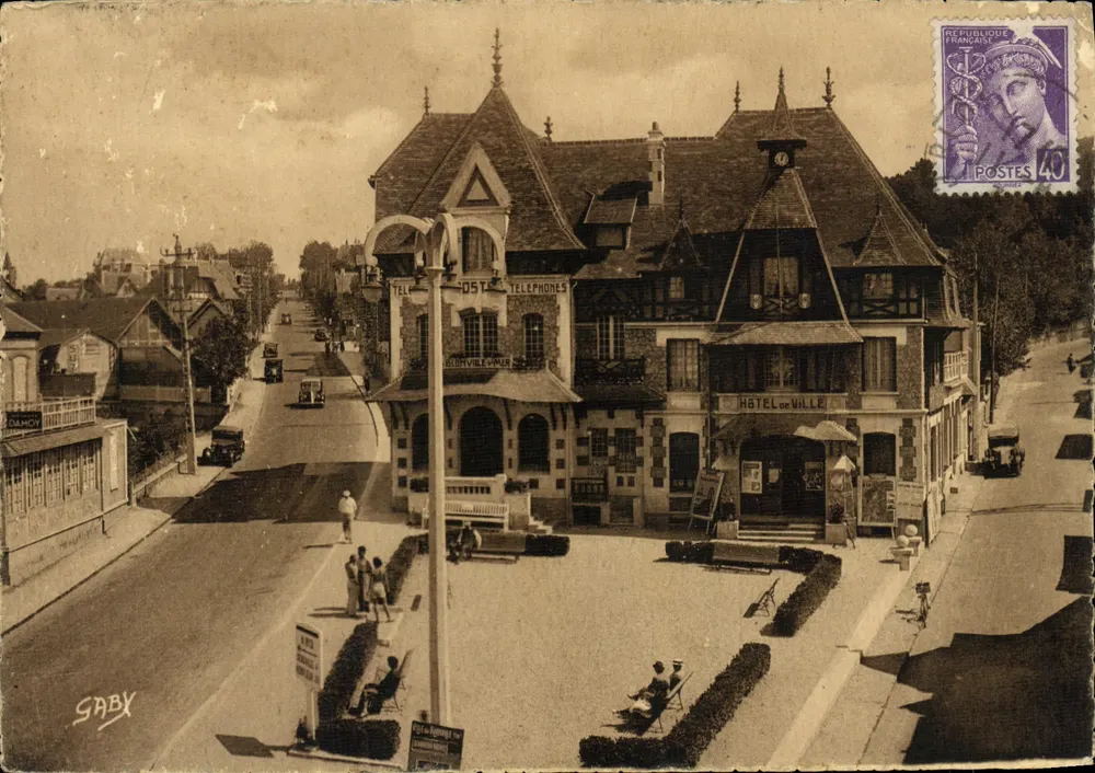 Blonville-sur-Mer — Hôtel de Ville et route de Deauville — édition Gaby - Recto