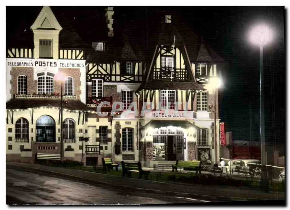 Blonville-sur-Mer — Das Rathaus und die Post beleuchtet — Réal-Photo - Vorderseite