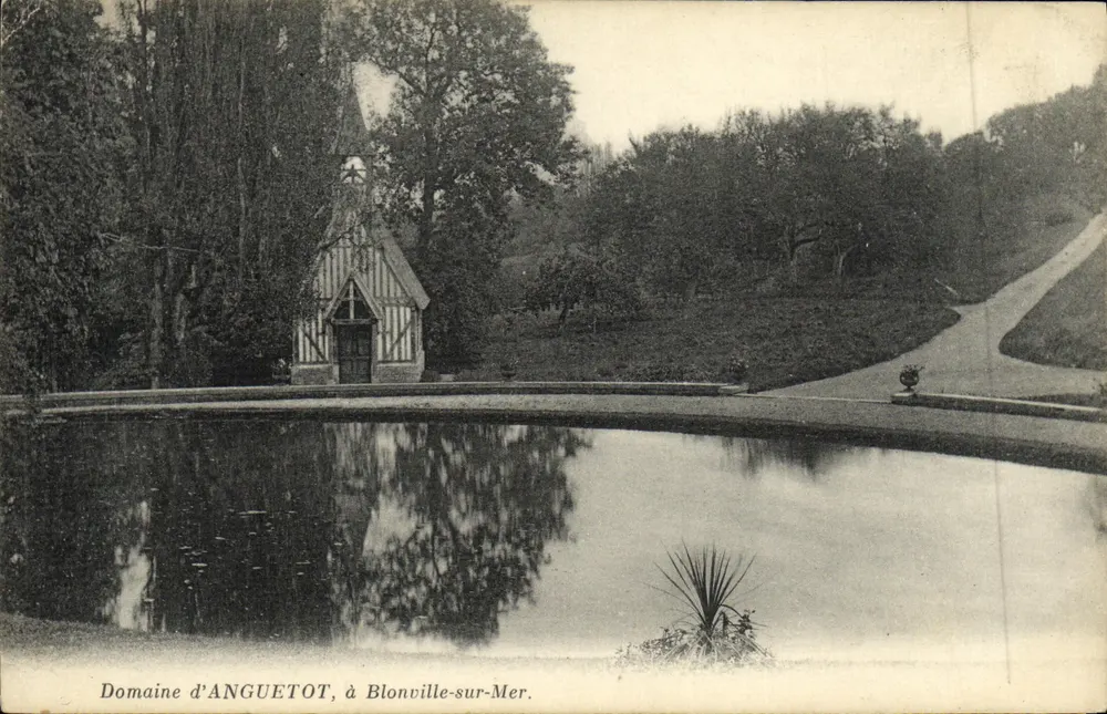 Domaine von Anguetot — kleine Kapelle am Ufer eines Sees — in Blonville-sur-Mer - Vorderseite