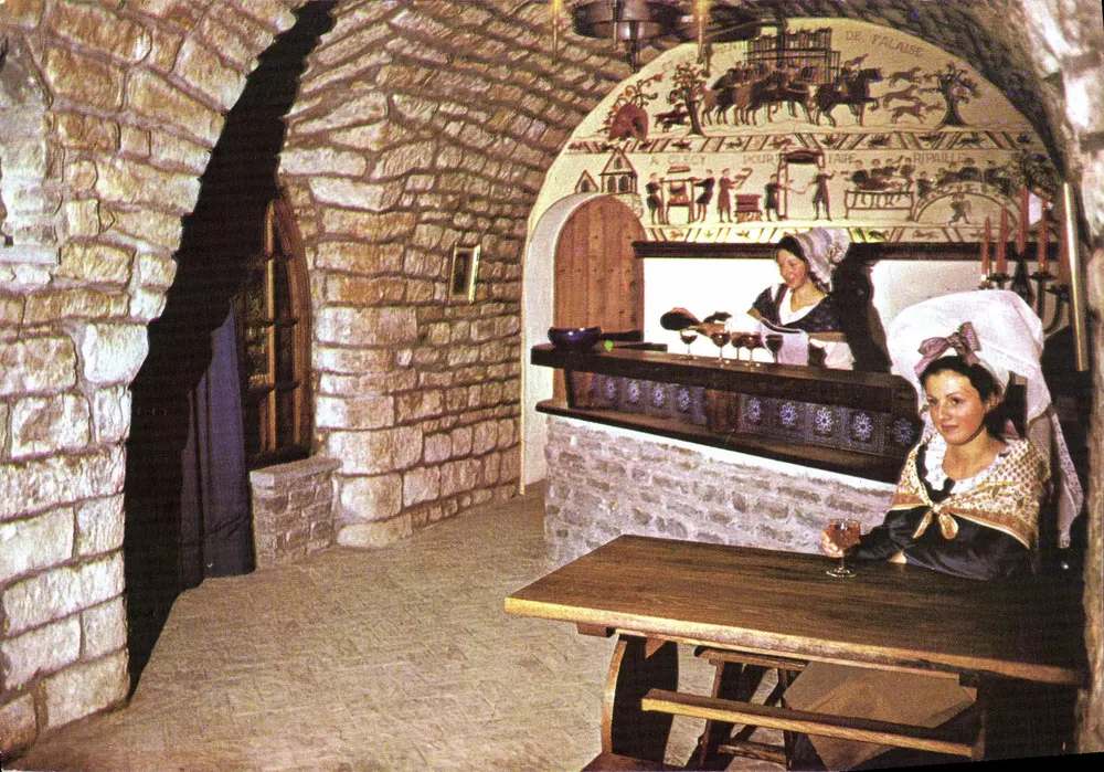 Interior do Museu do Trem de Miniatura em Bagnoles-de-l'Orne — cena de adega de vinho — editor Propriété Tres CRUE - Frente