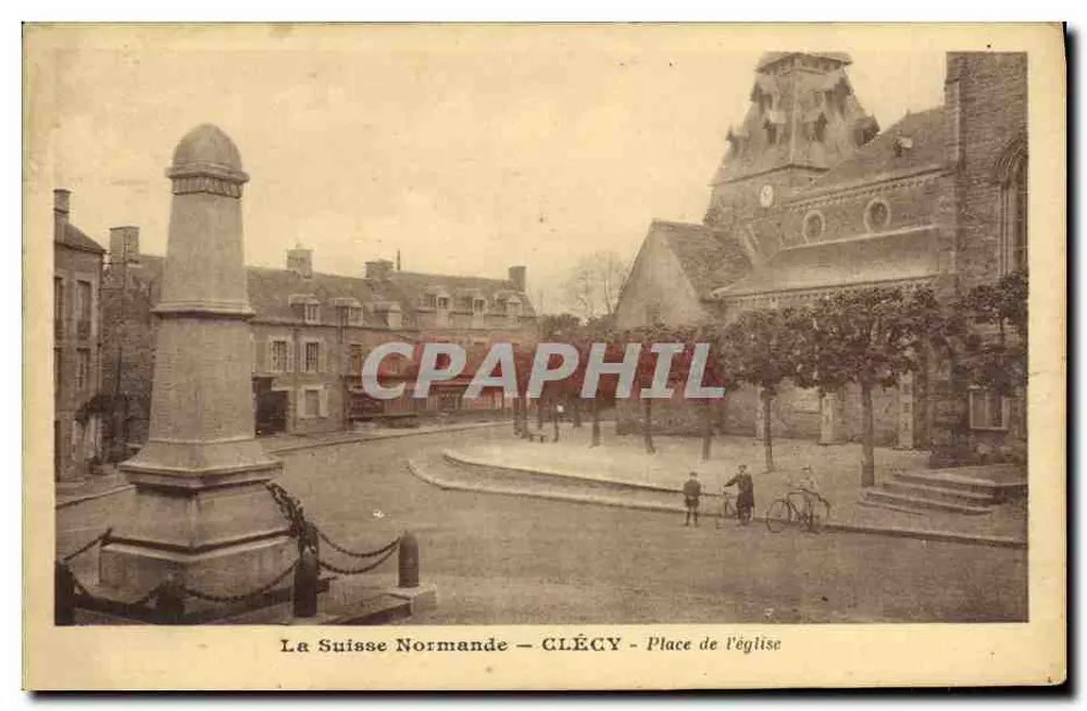 Clécy - Kirchplatz — zentrales Denkmal und Kirche — Verlag La Suisse Normande, Seriennummer nicht sichtbar - Vorderseite