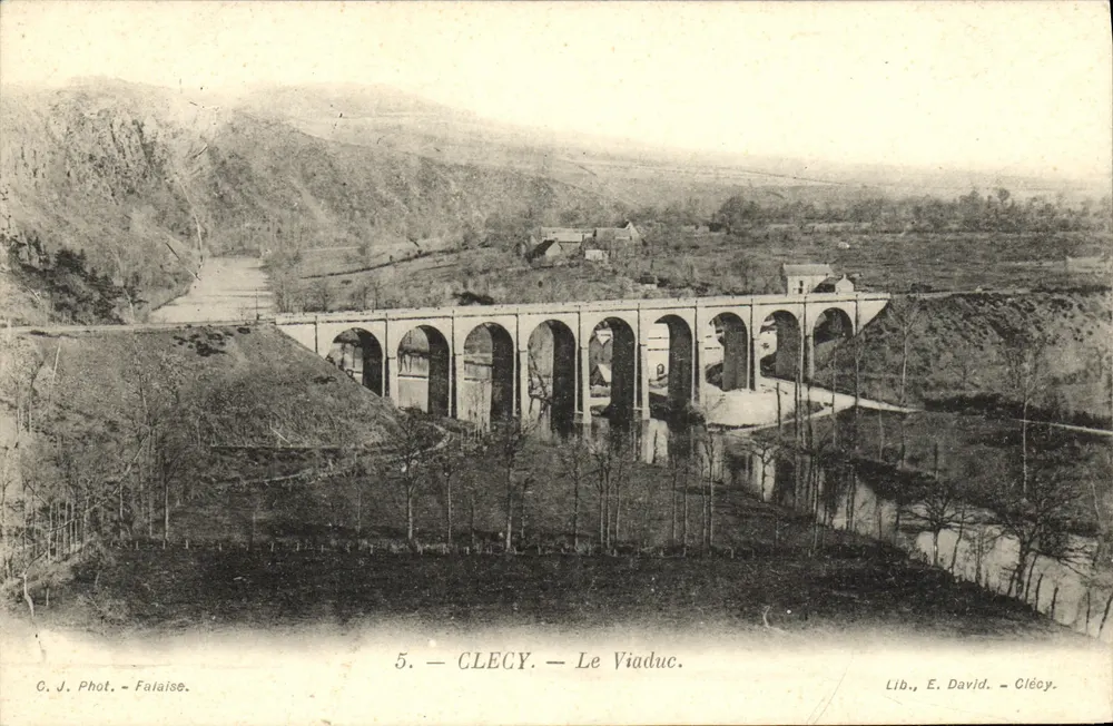 Clécy — O Viaduto — Lib. E. David, Clécy - Frente