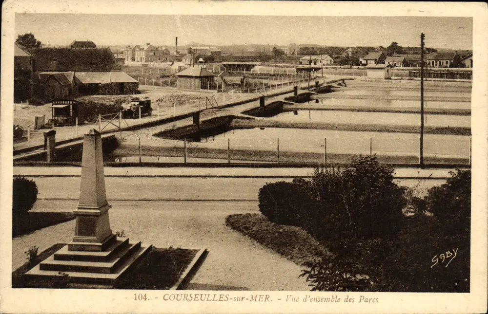 Courseulles-sur-Mer — Vue d'ensemble des Parcs — Éditeur Gaby, n°104 - Recto