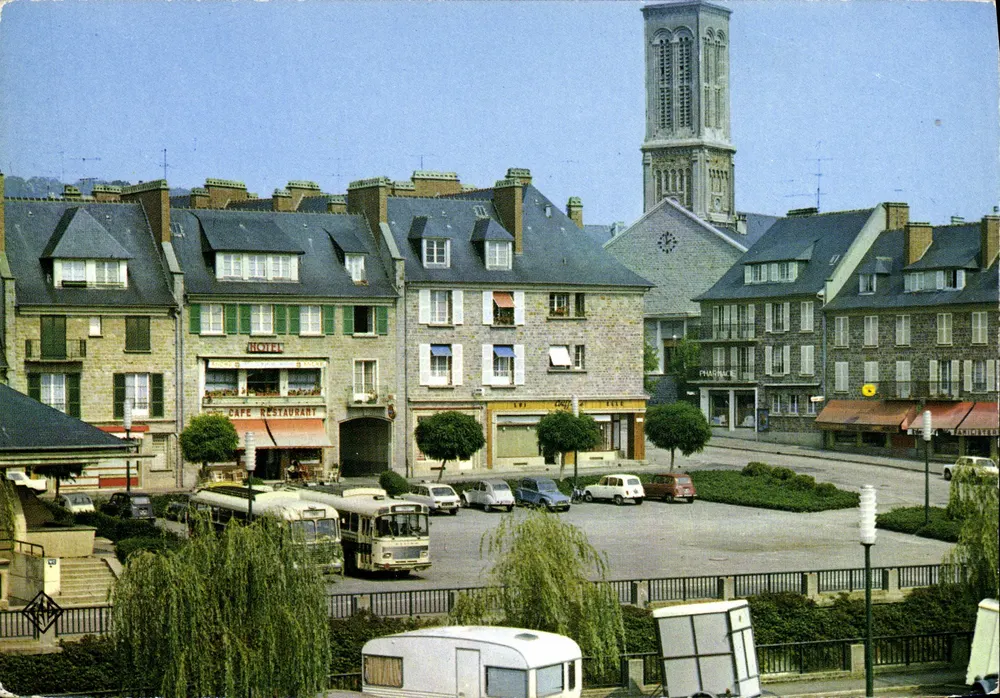 Conde-sur-Noireau — Place du Marché in Richtung Kirche St-Sauveur — Édicap - Vorderseite